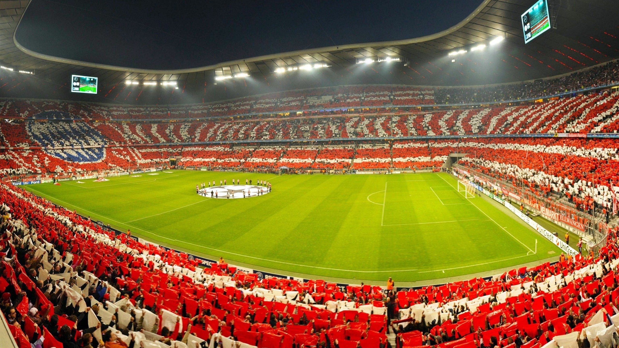 开云体育娱乐app安全-体坛巅峰对决：足球赛场热闹一幕，足球巅峰期